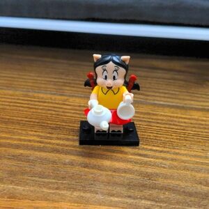Lego Petunia Pig Looney Tunes Minifigure